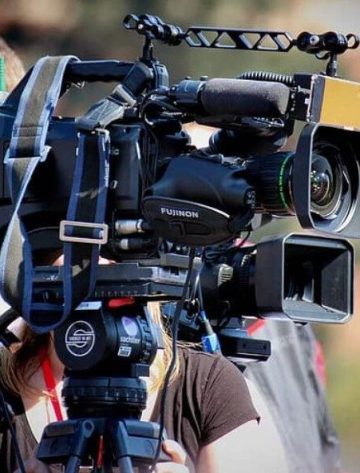 Translation Challenges in the Global Film Industry: Overcoming Language Barriers in Cinema