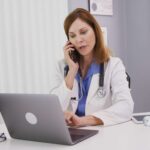 Cómo la interpretación telefónica (OPI) mejora la experiencia del paciente en entornos sanitarios multilingües